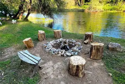 Image de Rustic cozy cabin on rivers edge
