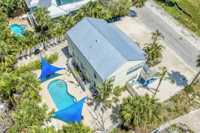 Image de Ami Island Home With Private Pool, Pet-Friendly, Steps to Beach, Sleeps 12