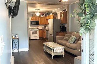 Image de Family-friendly. Rustic yet modern-ish. 3 bed, 1 bath, steps to lake. Amenities!
