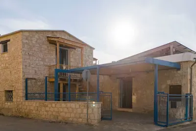 Image de A peaceful countryside escape with private balcony, garden views, and timeless charm