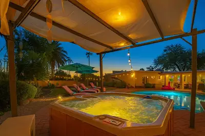 Image de Sleeps 16+HotTub~Htd Pool~ Billiards~ Game Room Arcade~ Putting Golf~Sctsdle Qtr
