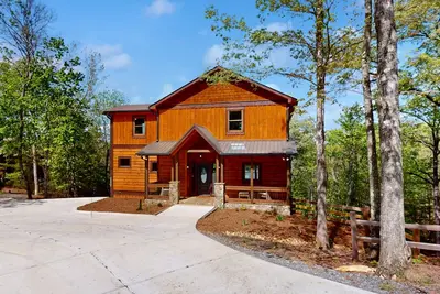 Image de Breathtaking cabin with outdoor fireplace and hot tub located in Blue Ridge