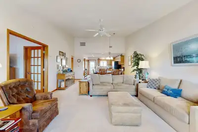 Image de Waterfront condo with shared pools, hot tubs, beach, lake access, WiFi & A/C