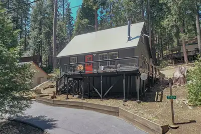 Image de Escape to a cozy cabin in the pines where you can unwind, relax, and reconnect with nature.