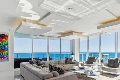 Image de Luxurious Beachfront Condo with Panoramic Ocean Views