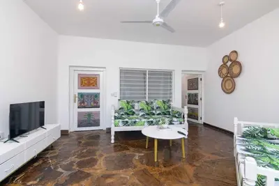 Image de Welcome to our modern and cozy one-bedroom apartment right on the coastal beach!