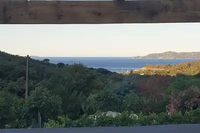 Image de Maison avec grande terrasse privative plein sud face Ă la mer