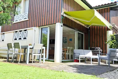Image de Maison de vacances climatisée avec Jacuzzi proche du Lac