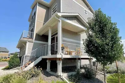 Image de This house is a 4 bedroom(s), 3. 5 bathrooms, located in Commerce City, Co.