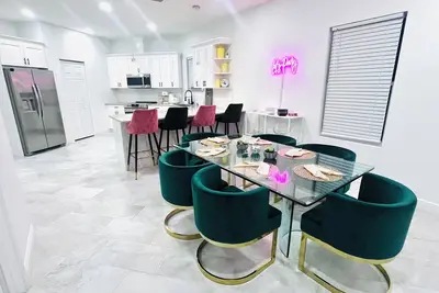 Image de 4-bedroom home in brilliant Tampa with beauty room - Old Seminole Heights