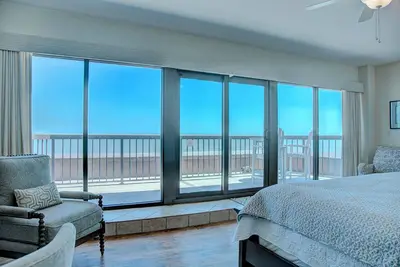 Image de Three Bedroom Oceanfront Condo