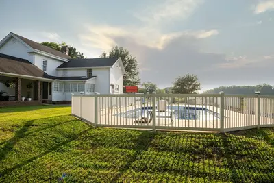 Image de Franks Place-a beautiful 3 Br farm house retreat space with an in ground pool.