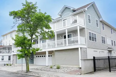 Image de East Spencer Escape; 3 bedrooms, 2. 5 Baths, Sleeps 10, 2 Blocks from the Beach!