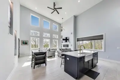 Image de Above The Bay | 3br + Loft, Arcade, Deck, Near Pier 290 & Williams Bay Beach