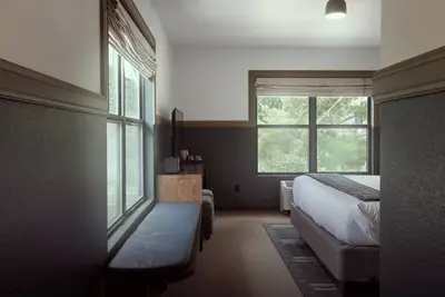 Image de Retro Creekside Getaway Just Minutes from Table Rock Lake & Nature Trails