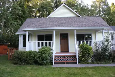 Image de Beautiful and cozy furnished house by the north shore mountains and Deep Cove