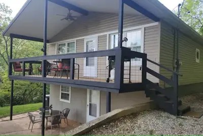 Image de 5 bedrooms and 2 baths, sleeps 12-13. Rent Unit 1, 2, or entire home.