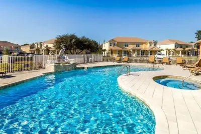 Image de 3br Pool Home + Bonus Lounge w/ Daybed • WiFi • Sleeps 10