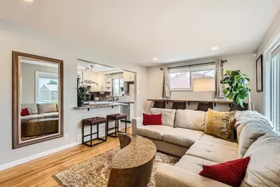 Image de 4 Bd + 2 Ba - Spacious Urban Stay Minutes to Downton Denver+Boulder