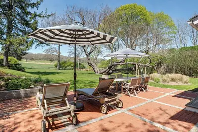 Image de Renovated Farmhouse-Style Home With Views of South Fork Country Club, . . .