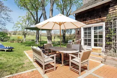 Image de Renovated Farmhouse-Style Home With Country Club Views, Minutes to. . .