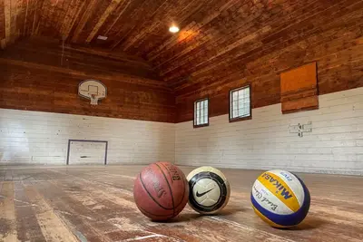 Image de 1910 Schoolhouse w/ Private Gymnasium, player piano, record player, pump organ