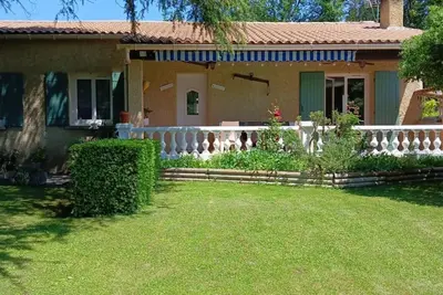 Image de Villa familiale avec piscine privée et clim dans village provençal en Vaucluse