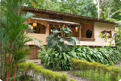 4 bedroom Bohemian home. Five minuets walk to the beach.