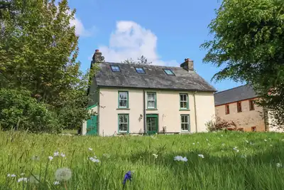 Image de Victorian Farmhouse, pet friendly, with hot tub in Llanybydder