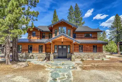 Image de 5 Bed 5 Bath 2 Living Rooms, Billiards Room & Exclusive Club Amenities!