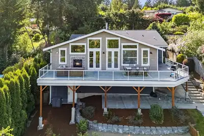 Image de Luxury Harbor Retreat - Walk to Waterfront - Views with Large Deck