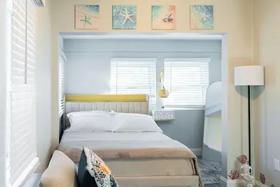 Image de Tropical Vibes! Jacuzzi, Fire Pit, Near Beach & Dt St. Petersburg