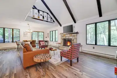 Image de Rare Find! Renovated Lake Naomi Cabin - Lake Access, Fire Pit, Family Escape!