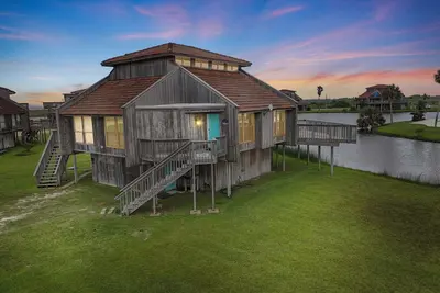 Image de Relax poolside with the whole family or hunt shells on the beach.