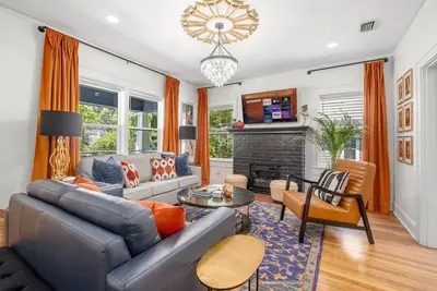 Image de Hibiscus Park Bungalow- Walk To Uf/Luxury Home/Hot Tub
