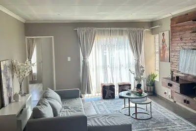 Secure & Stylish 3-Bed house with WiFi 7 min from Or Tambo Int. Airport