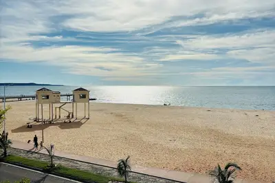 Image de Appartement spacieux tout confort. Le bord de mer en ville!