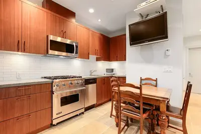 Image de Super cute 2 bedroom suite in Point Grey