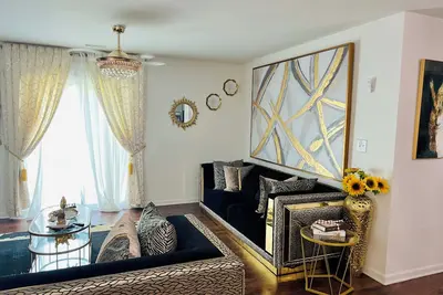 Image de Beautiful, Clean, Stylish home in peaceful and well maintained environment.