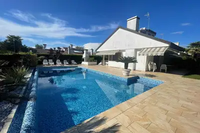 Image de Maison de vacances avec climatisation, jardin et piscine