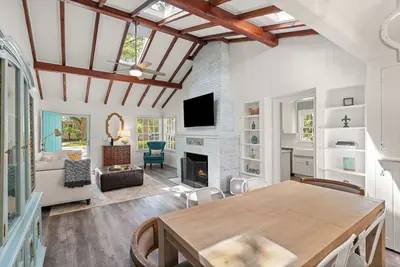 Image de Charming 2-bedroom beach cottage steps from the ocean, restaurants and shops