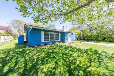 Image de Montauk Escape—3br, 2ba, Steps from the Beach, Bbq Grill, Patio, Outdoor Shower