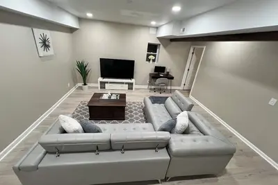 Image de Modern Basement Retreat 2br King Suite
