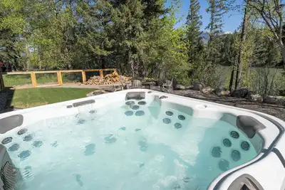 Image de New! Home on Flathead River with hot tub and public trail access
