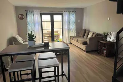Image de Charming and cozy 2-bedroom townhome in a gated community with Ac and WiFi.
