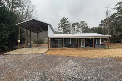 Image de Charming 2-bed 2-bath cabin with views of Lake Guntersville from every room.