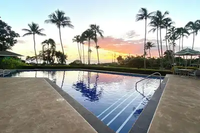 Image de Spacious 3 Br/3 1/2 Br updated condo. Split Ac. Walk to beach + 2 pools/ spa