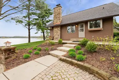Image de Paddle + Pine – Luxury Lakefront Retreat on Rice Lake | 3br Waterfront Cabin near Whitewater, Wi