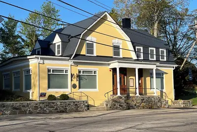 Image de Historic 1898 Bank, 2025 Renovation! 6Bed/4Bath, Sleep 12, 2 Kitchens, Fire-pit.