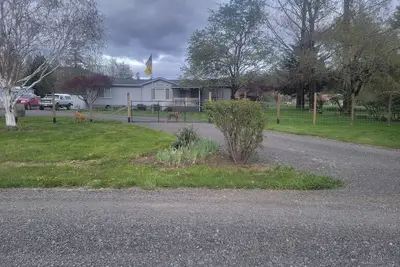 Image de Serenity Awaits Entire Home with Ac, WiFi centrally located on over 2 flat acres
